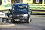 En lille sort Fiat med en skadet front