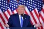 donald trump gestikulerer fra talerstol 