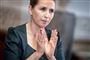 Mette Frederiksen gestikulerer 