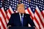 Trump på talerstol med amerikanske flag i baggrunden