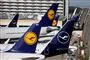 En række Lufthansa-fly på jorden i en lufthavn