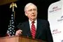 Mitch McConell på talerstol med amerikansk flag i baggrunden