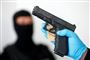 mand med elefanthue med pistol i forgrunden