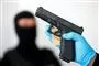 mand med elefanthue med pistol i forgrunden