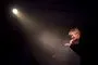 Sangeren Lars Lilholt står på scenen 