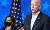 demokraternes præsidentkandidat Joe Biden taler mens Kamela Harris står i baggrunden