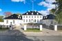 stor hvid villa set udefra