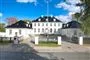stor hvid villa set udefra