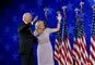 Joe og Jill Biden vinker til tilhængere