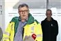 Læge i jakke ved pressemøde