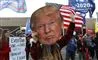 en trump-tilhænger med kæmpe billede af donald trump