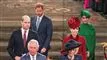 Prins Charles, hans kone Camila, prins William og hans kone Kate. Bagerst er Prins Harry og hans kone Meghan, Harry ser sur og mut ud. 