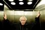 shu-bi-duas frontmand Michael Bundesen står i en elevator