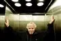 shu-bi-duas frontmand Michael Bundesen står i en elevator