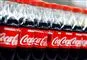 Mange flasker coca-cola med den ikoniske røde etikette med hvide bogstaver. 