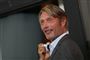 skuespilleren Mads Mikkelsen smiler 