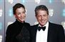 skuespilleren Hugh Grant med butterfly smiler i selskab med sin kone Anna Eberstein