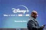 Mand foran skærm med Disney+-logo