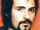 Nærbillede af seriemorderen Peter Sutcliffe med orange baggrund