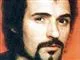 Nærbillede af seriemorderen Peter Sutcliffe med orange baggrund