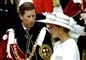 Prins Charles og prinsesse Diana der ser meget fjendske ud. 