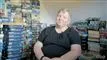 Kvinde foran en masse puslespil