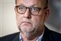 Nærbillede af Lars Christian Lilleholt. Han ser trist ud og bærer briller. 
