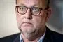Nærbillede af Lars Christian Lilleholt. Han ser trist ud og bærer briller. 