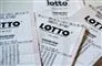 En bunke lotto-kuponer på et bord