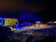 En ambulance på en mørk landevej
