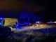 En ambulance på en mørk landevej