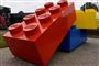Nogle store Legoklodser foran hovedkvarteret i Billund