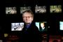 Poul Martinsen kigger ind i kameraet med tv-skærme i baggrunden