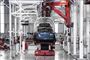 En blå Tesla på en samlefabrik