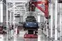 En blå Tesla på en samlefabrik