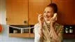 Bodil jørgensen med en smøg i telefonen i rollen som Trines mor.