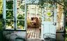 Indgang til sommerhus med masser af planter
