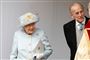Dronning Elizabeth og prins Philip smiler. Hun har et lyst sæt på med matchende hat.