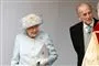 Dronning Elizabeth og prins Philip smiler. Hun har et lyst sæt på med matchende hat.