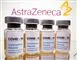 fire glas med coronavaccine foran logoet fra AstraZeneca