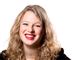 en smilende blond kvinde