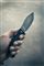 En mand holder en lille kniv