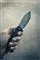 En mand holder en lille kniv