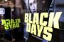 butiksvindue med teksten Black Days med gule bogstaver