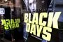 butiksvindue med teksten Black Days med gule bogstaver