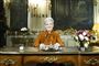 dronning margrethe sidder bag bord