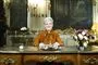 dronning margrethe sidder bag bord