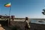 En soldat ved en grænsestation og et slidt etiopisk flag, som vajer i vinden.