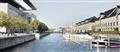 En kanal med pakhuse på den ene side og Operaen på den andenn