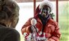smilende mand i julemandskostume 